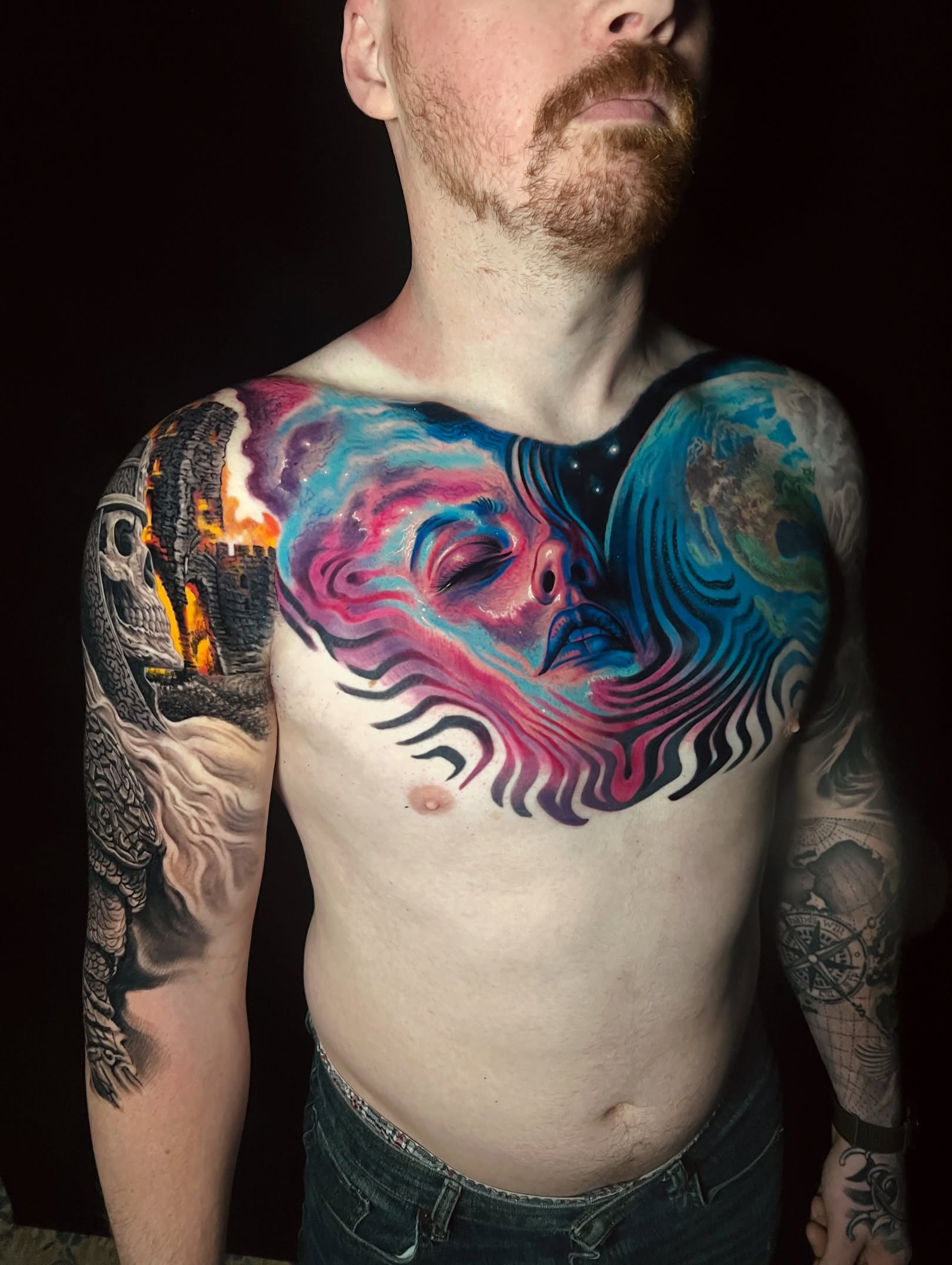 Tatuaje a color en pecho y hombro por Juan Villa