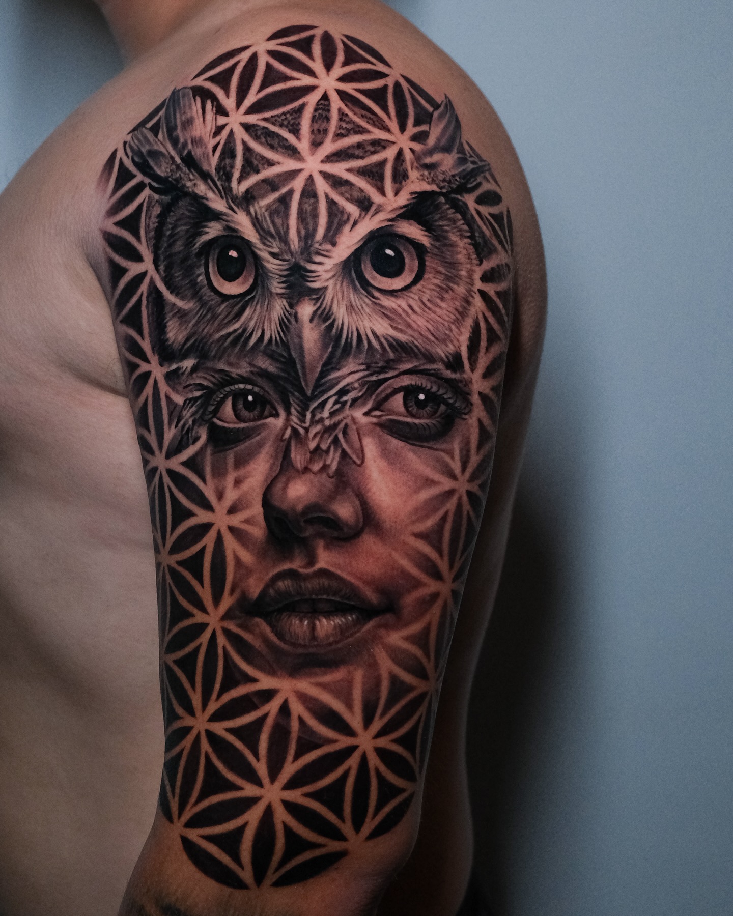 Tatuaje geom&eacute;trico con b&uacute;ho y rostro por Juan Villa