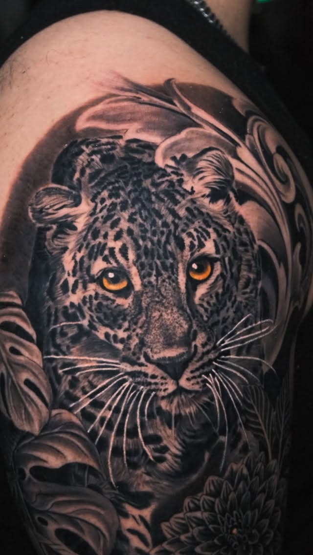 Tatuaje de pantera negra en realismo por Juan Villa