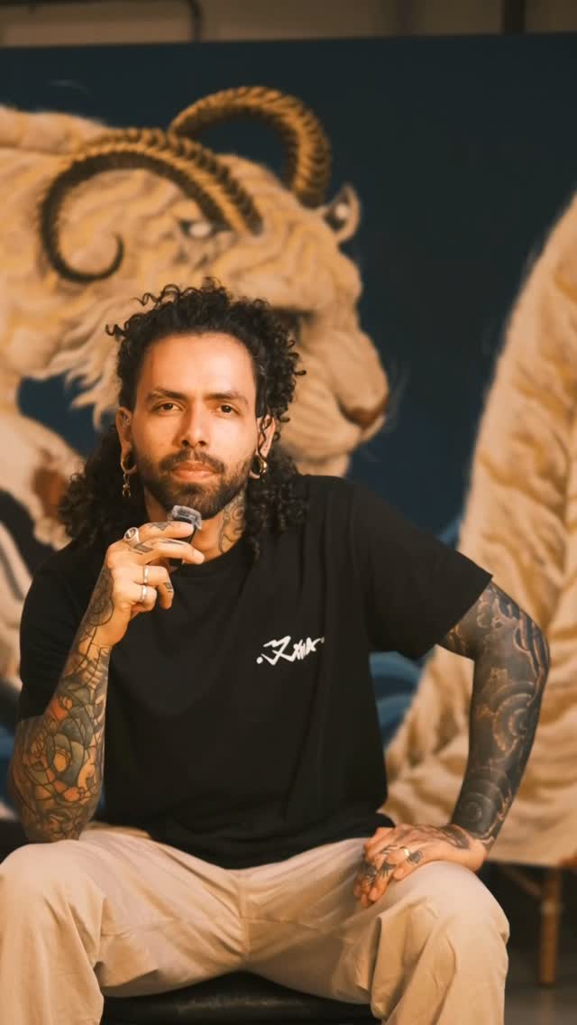 Juan Villa en el estudio de tatuaje en Sabaneta