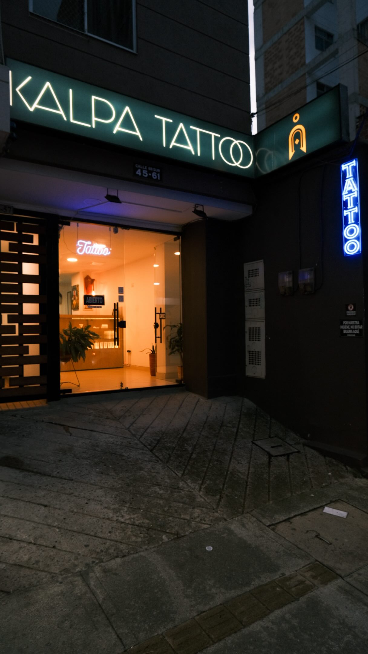 Exterior del estudio de tatuaje en Sabaneta